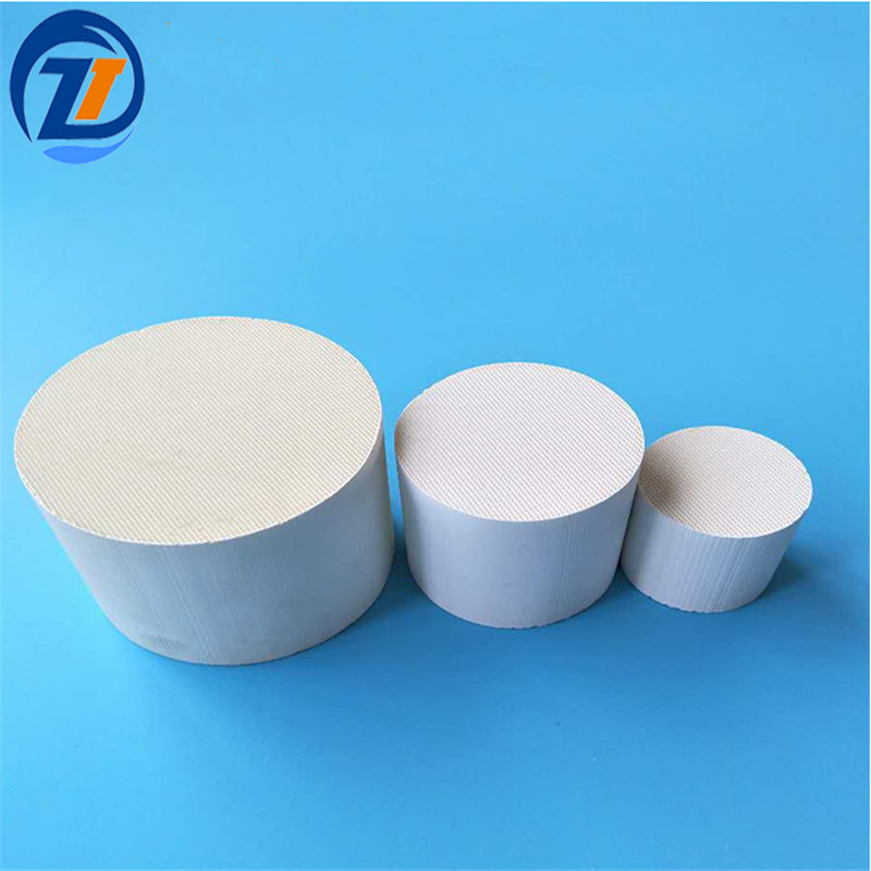 Cordierite honeycomb ceramic catalyst substrate for car exhaust gas purifier