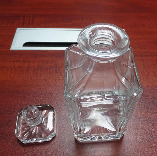樹皮コルクで覆われたガラス瓶(スクエア) 樹皮コルクで覆われた