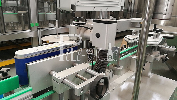Self Adhesive Round Bottle Labeling Machine PET Bottle Label Applicator