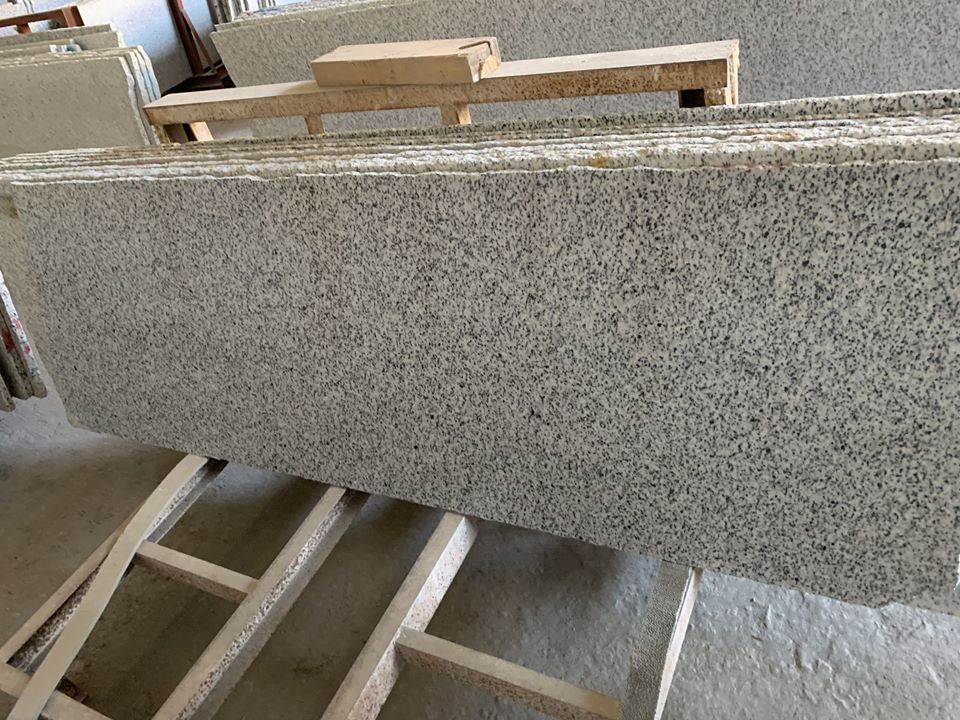 抛光埃及白色花岗岩bianco halayeb花岗岩板材在机场铺路石中受欢迎的