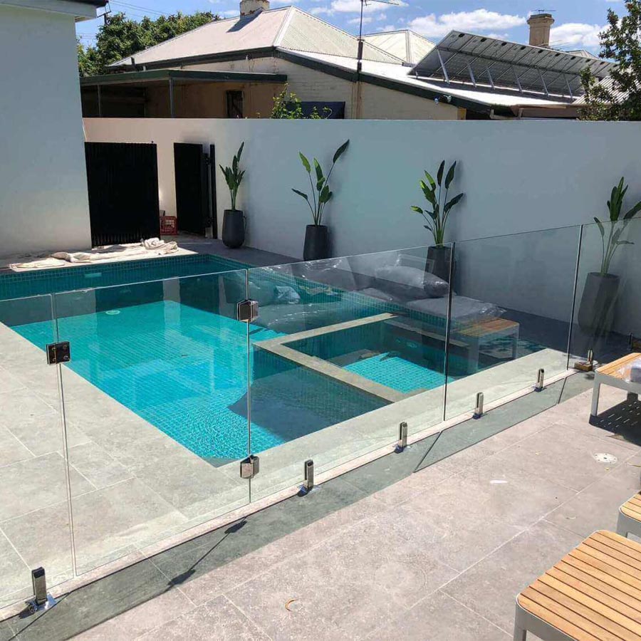 落地式玻璃栏杆与不锈钢龙头甲板栏杆无框玻璃游泳池栏杆