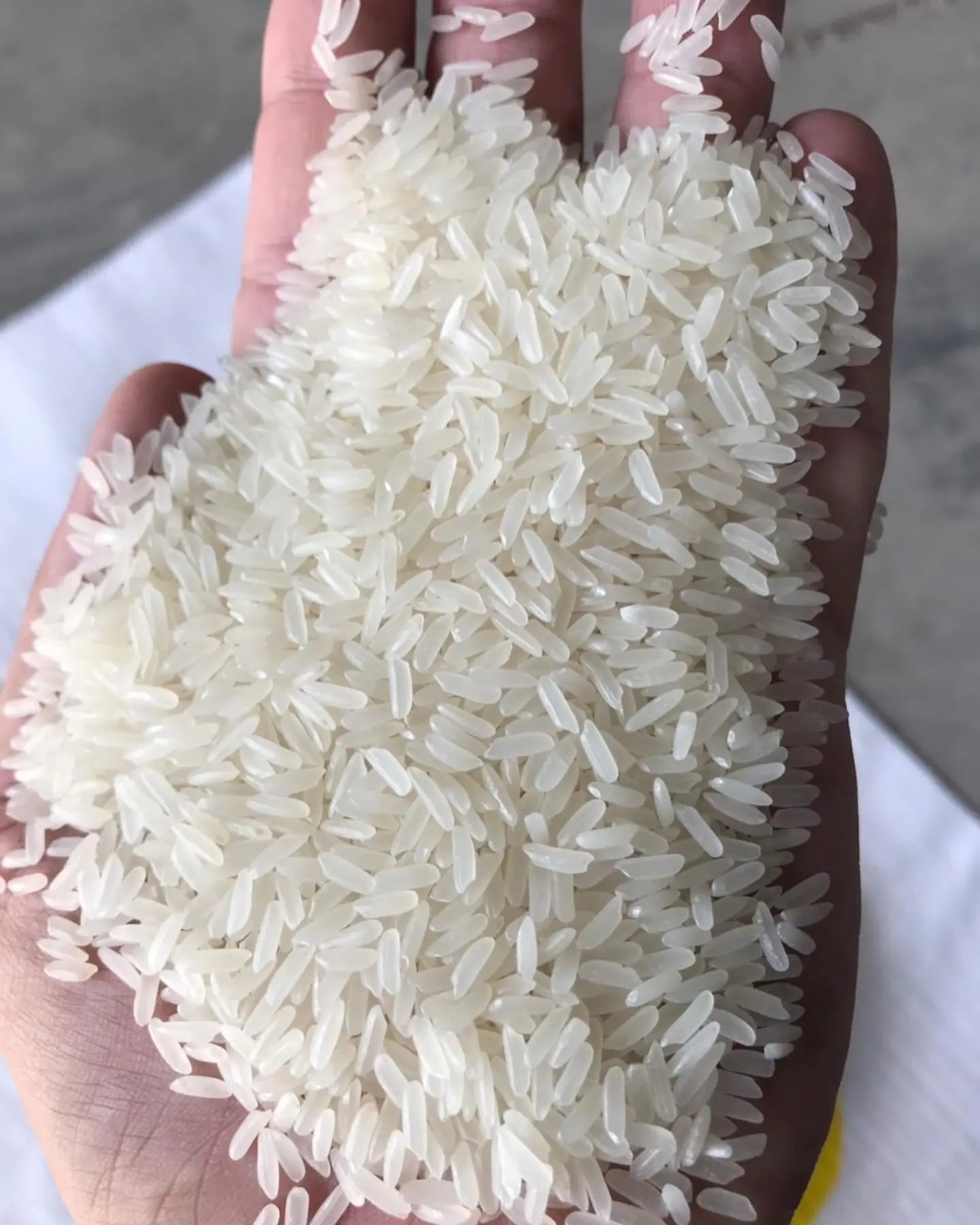 Дешевое качество жасминовый рис оптом белый длиннозерный 5% ломаный белый рис длиннозерный жасминовый рис готов к экспорту