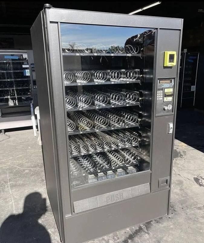 Brand New Automatic Vending Machines/ EU Supplier of Vending Machine for Foods, Drinks and Water Vending Machine