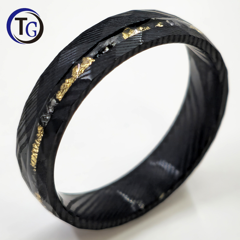 Wholesale cheap 8mm Mens Band Wedding Black Engagement Hammered Damascus Steel Ring with Crushed Meteorite Gold Foil