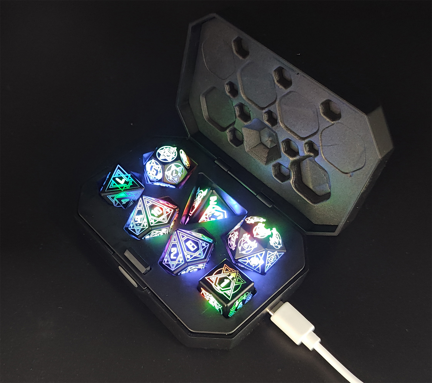 Пользовательские 7 шт. многогранные игральные кости OEM ODM USB перезаряжаемые электрические кости с зарядной коробкой, Светящиеся Кости DND для настольных игр