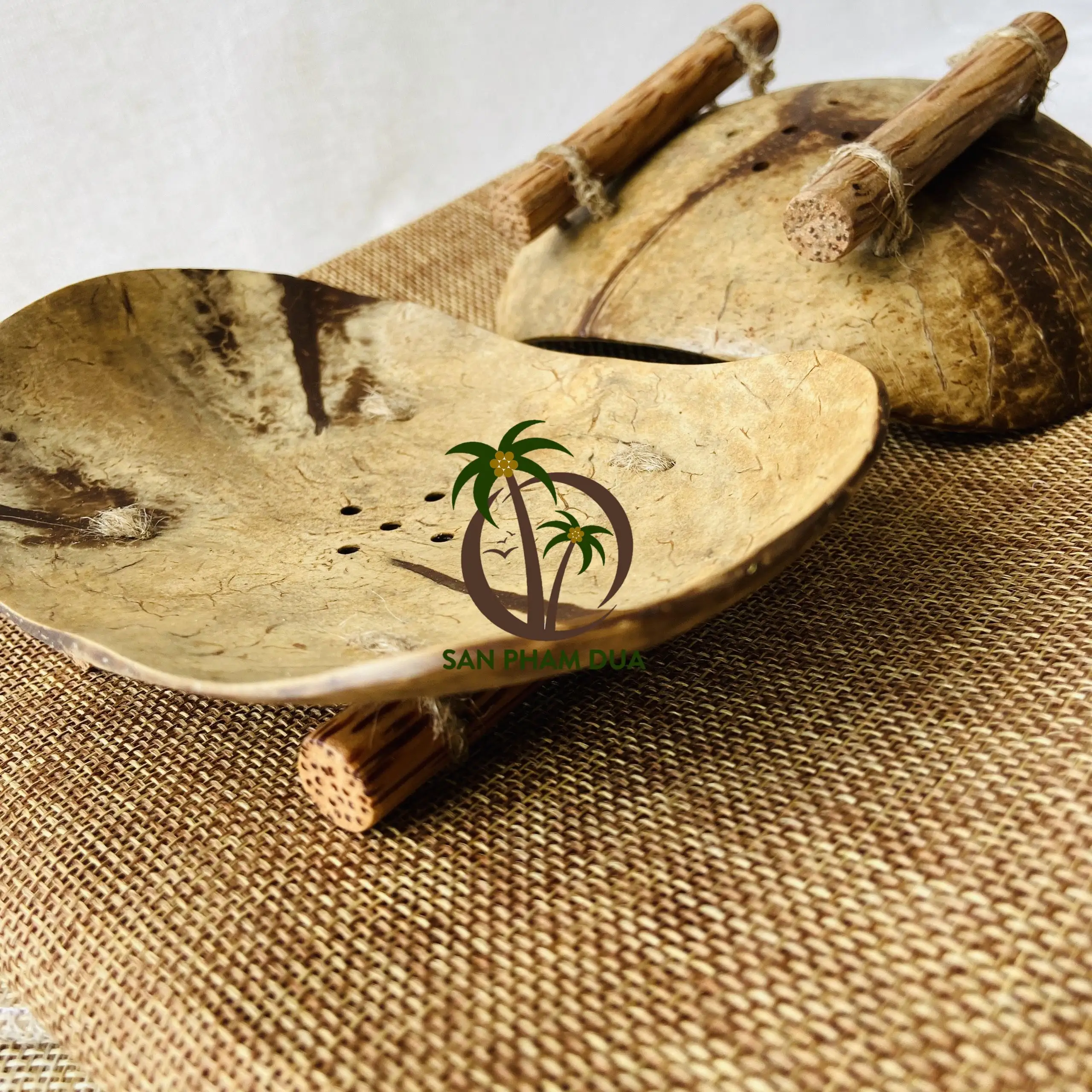 NATURAL CARVED COCONUT SOAP DISHES TRAY HOLDER COCONUT SHELL SOAP BIODEGRADABLE DISH /DECORATIVE CHEAP SOAP DISH FOR SALE