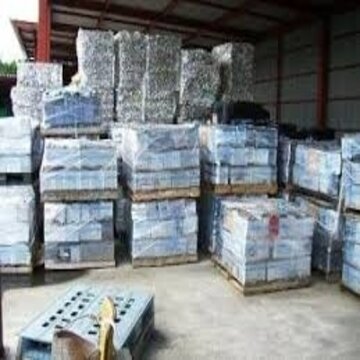 Бывший в употреблении свинцовый аккумулятор для автомобиля и грузовика