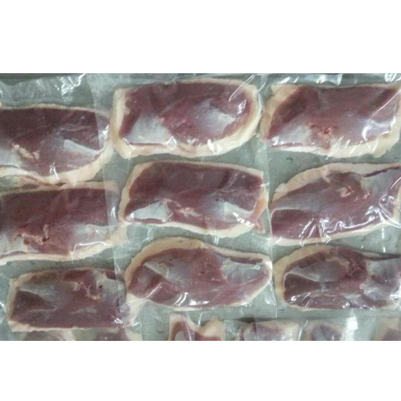 В наличии четверти куриных ножек, замороженная куриная грудка и замороженная куриная грудь