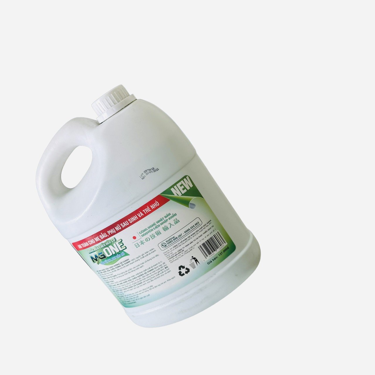 Dishwashing liquid creates white foam that cleans faster Factory producing bottled organic detergents