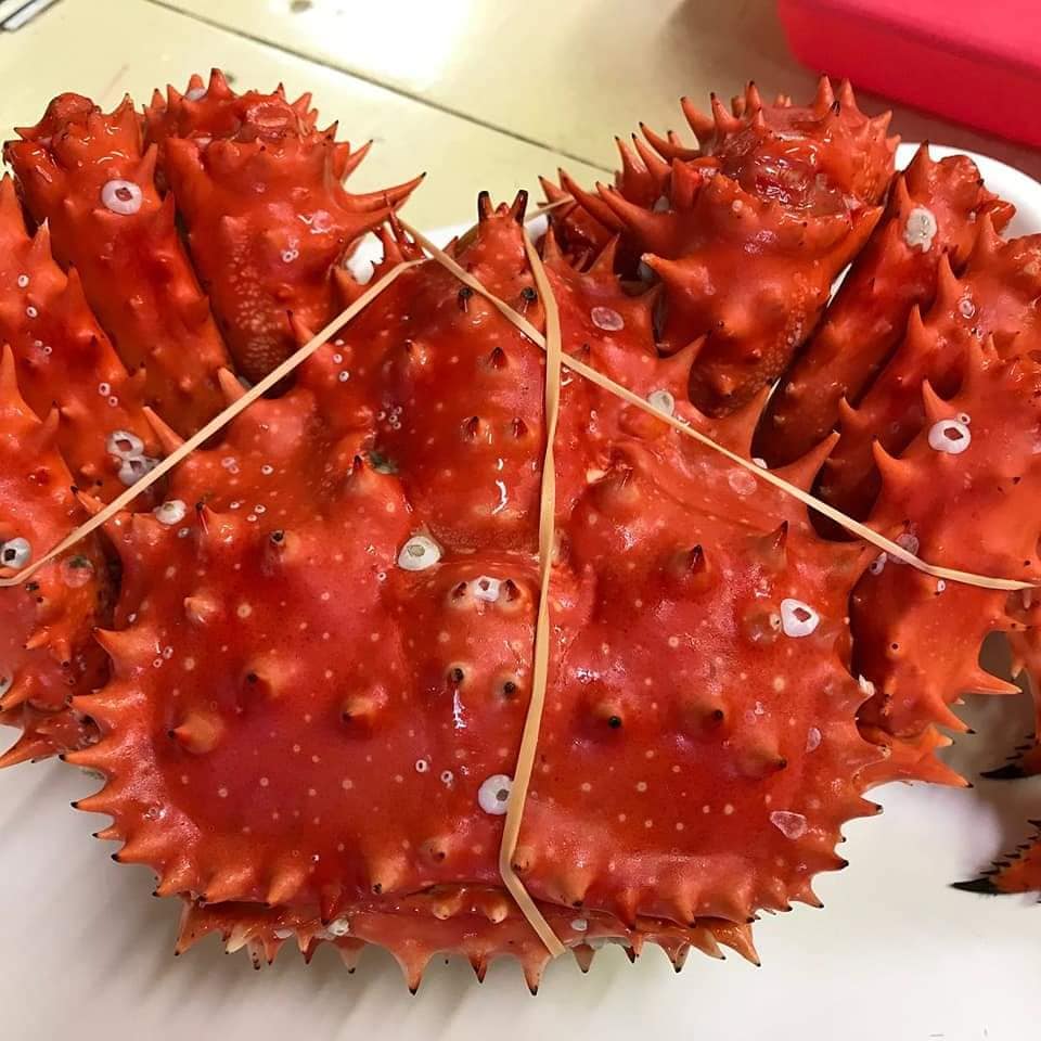 Свежезамороженные целые красные королевские крабы из аляски