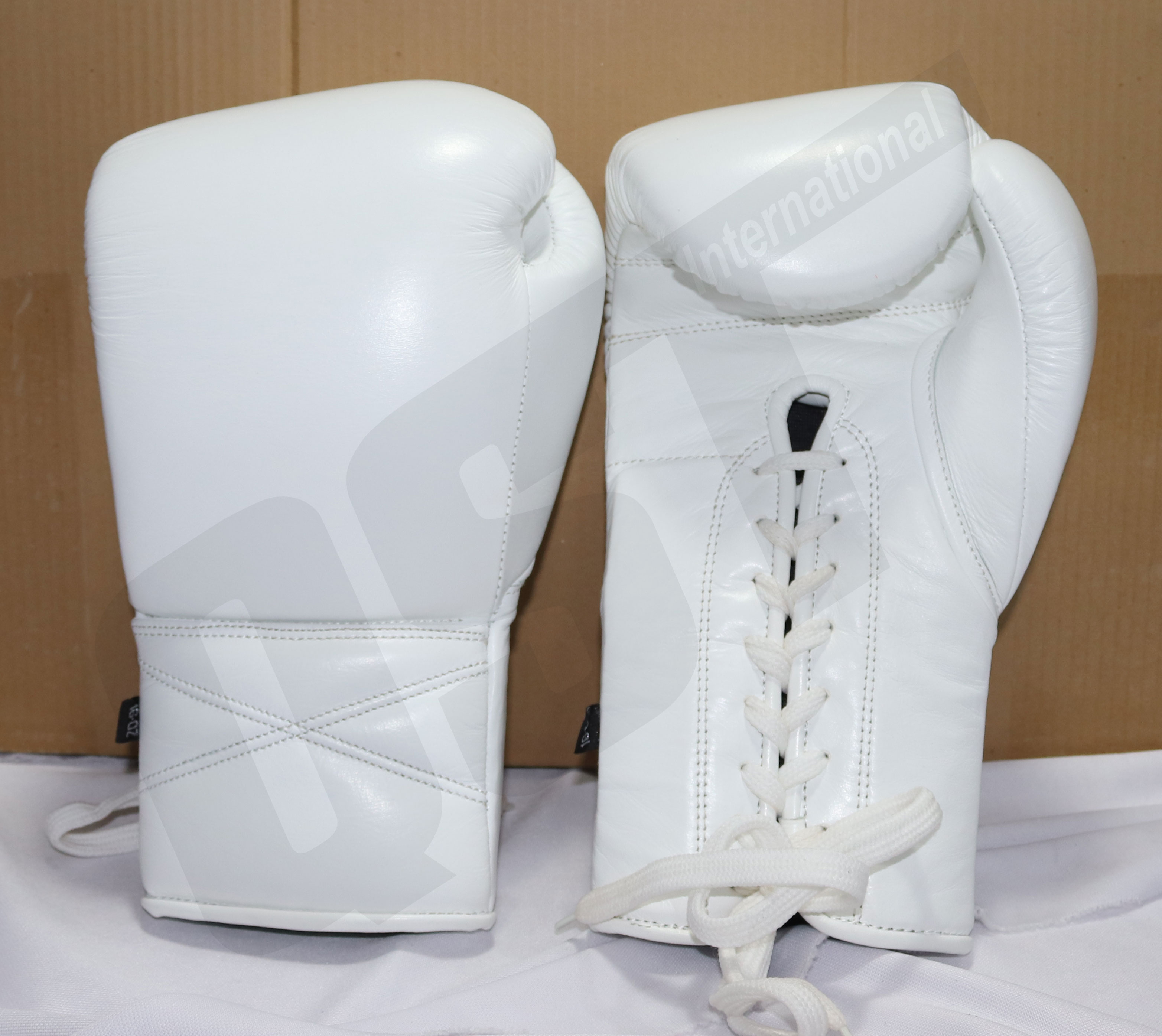 White Winning Boxing Gloves Real Leather Boxing Gloves Lace Up Custom Logo Design Wholesale Reasonable Price Unisex Adult Glove