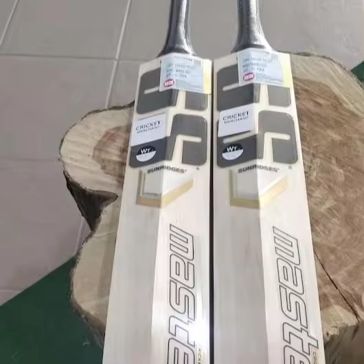 Superior Short Handle Lightweight English Willow Cricket Bat Sports Equipment in Wood Material