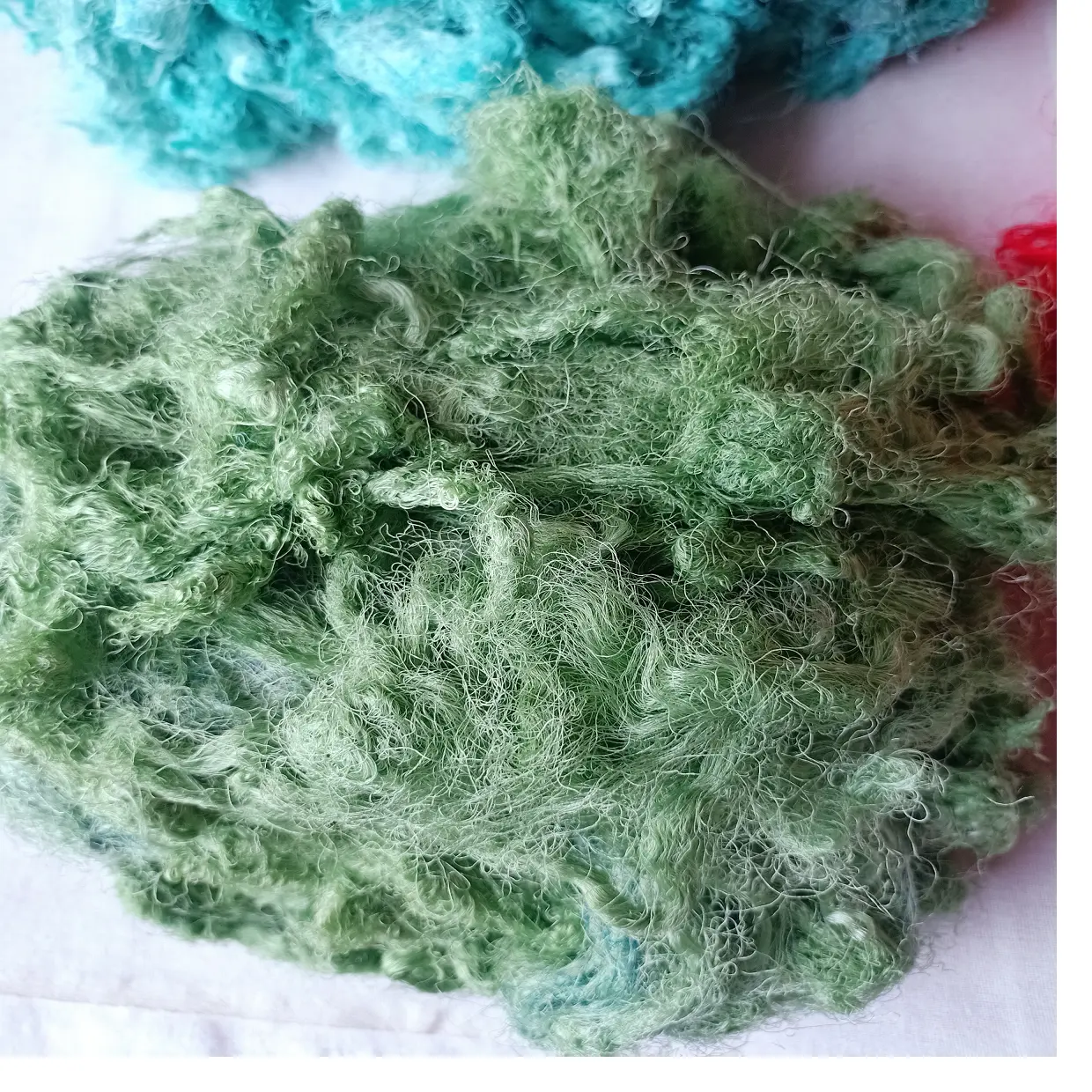 Изготовленное на заказ шелковое волокно сари, окрашенное в окрашенные цвета, подходит для хранения пряжи и волокна, идеально подходит для перепродажи в зеленом цвете