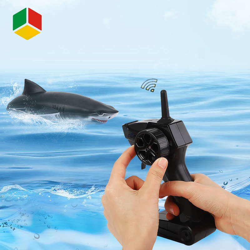 QS Toys 2021 RC Ship Bo Toy 2.4G Waterproof Swimming Remote Control Distance 50M 2 IN 1 Design RC Water Shark High Speed Barco D