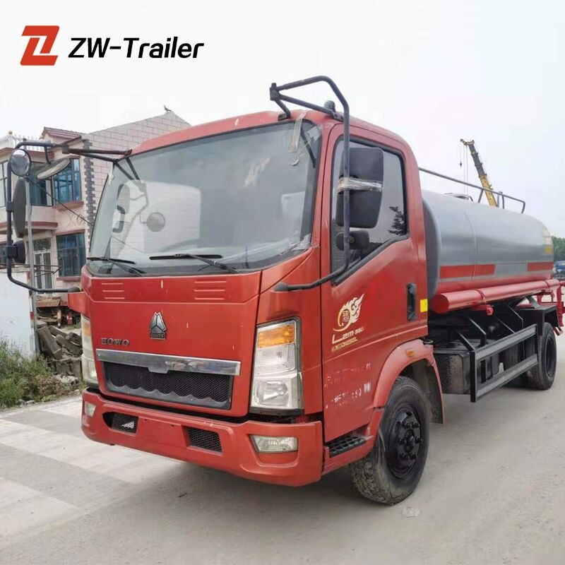 Used HoWo 4X2 light water tanker truck 8 tons for sale