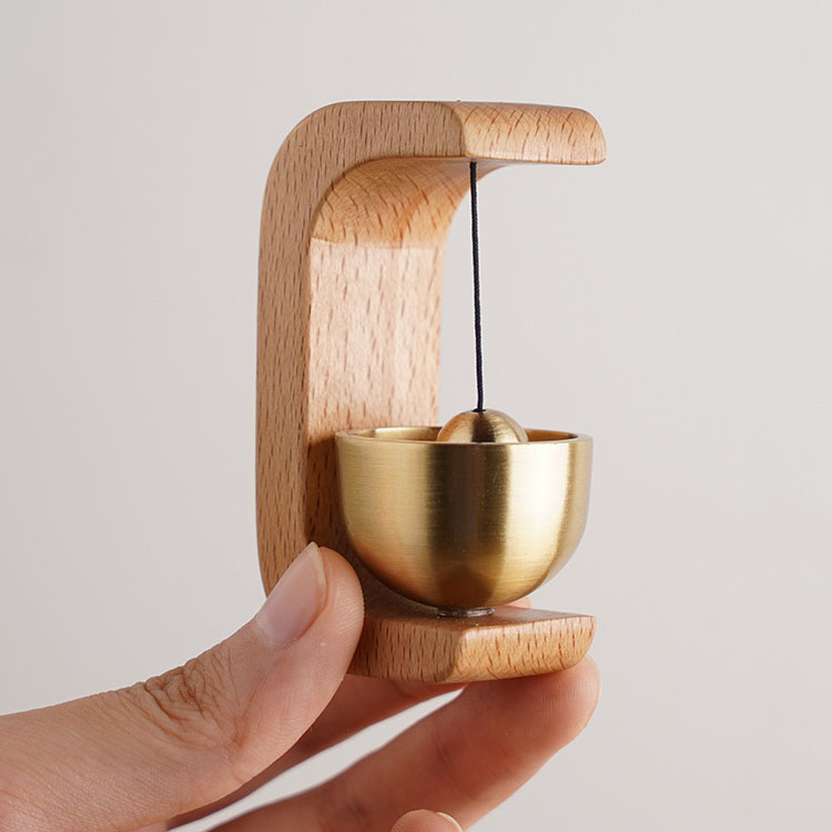 Crisp Sound Therapy Japanese Copper Doorbell Small Beech Wind Chime for Coffee Piano Shop Magnetic Suction Wall Sign Wood Crafts