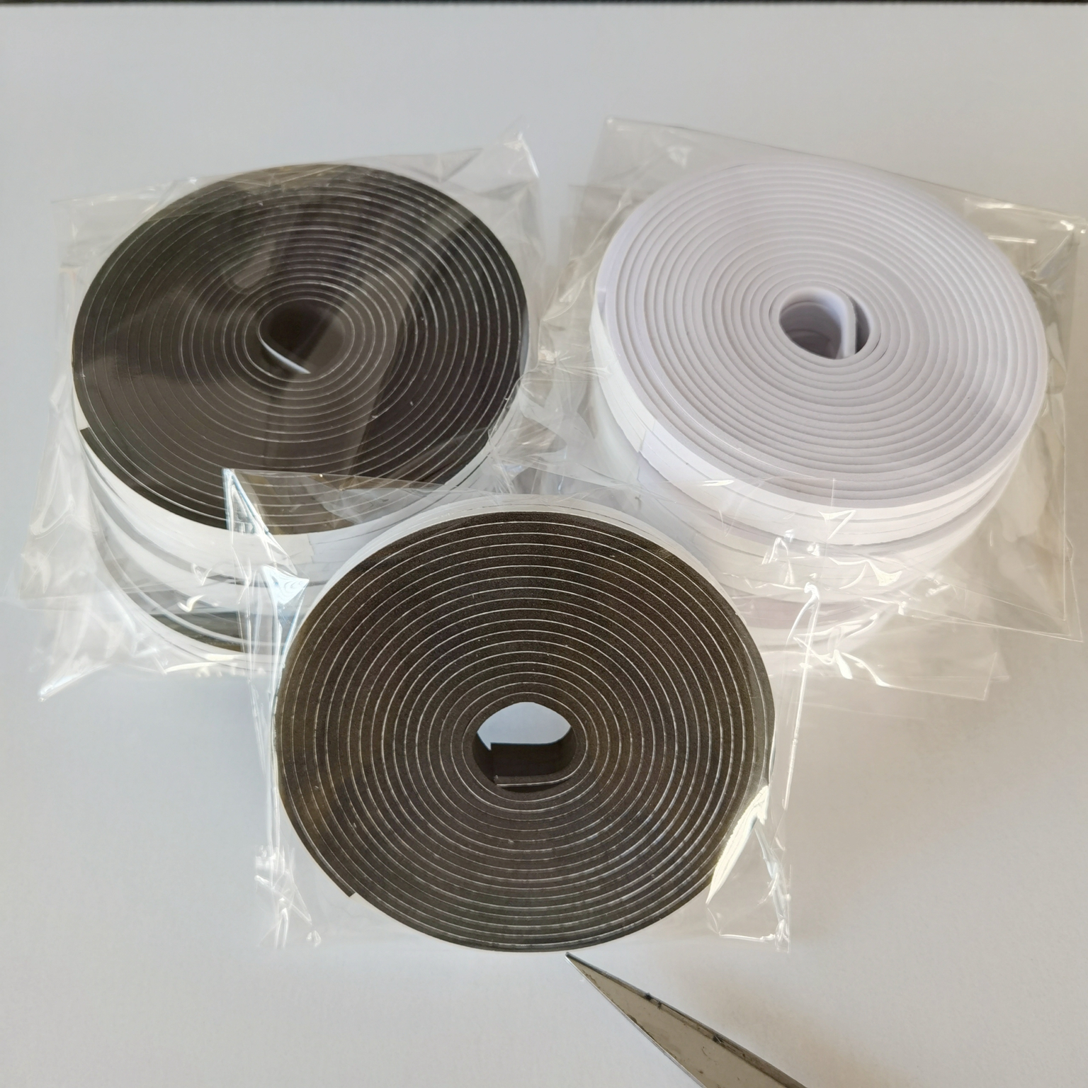 Самоклеящаяся поролоновая уплотнительная лента EPDM, резиновое уплотнение и пена для окна или двери, клейкая лента для уплотнения пены
