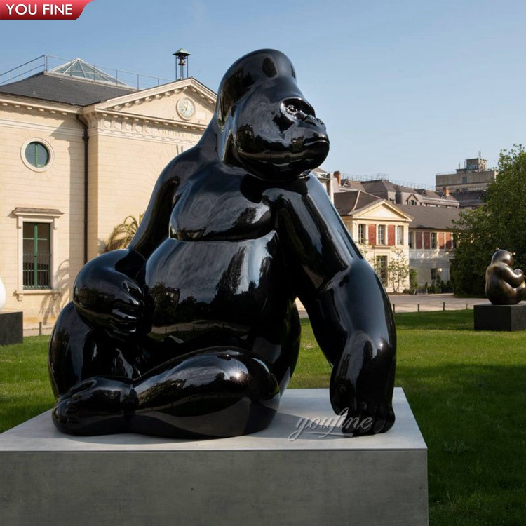 Большая уличная садовая скульптура Gorilla из стекловолокна Сидящая статуя шимпанзе