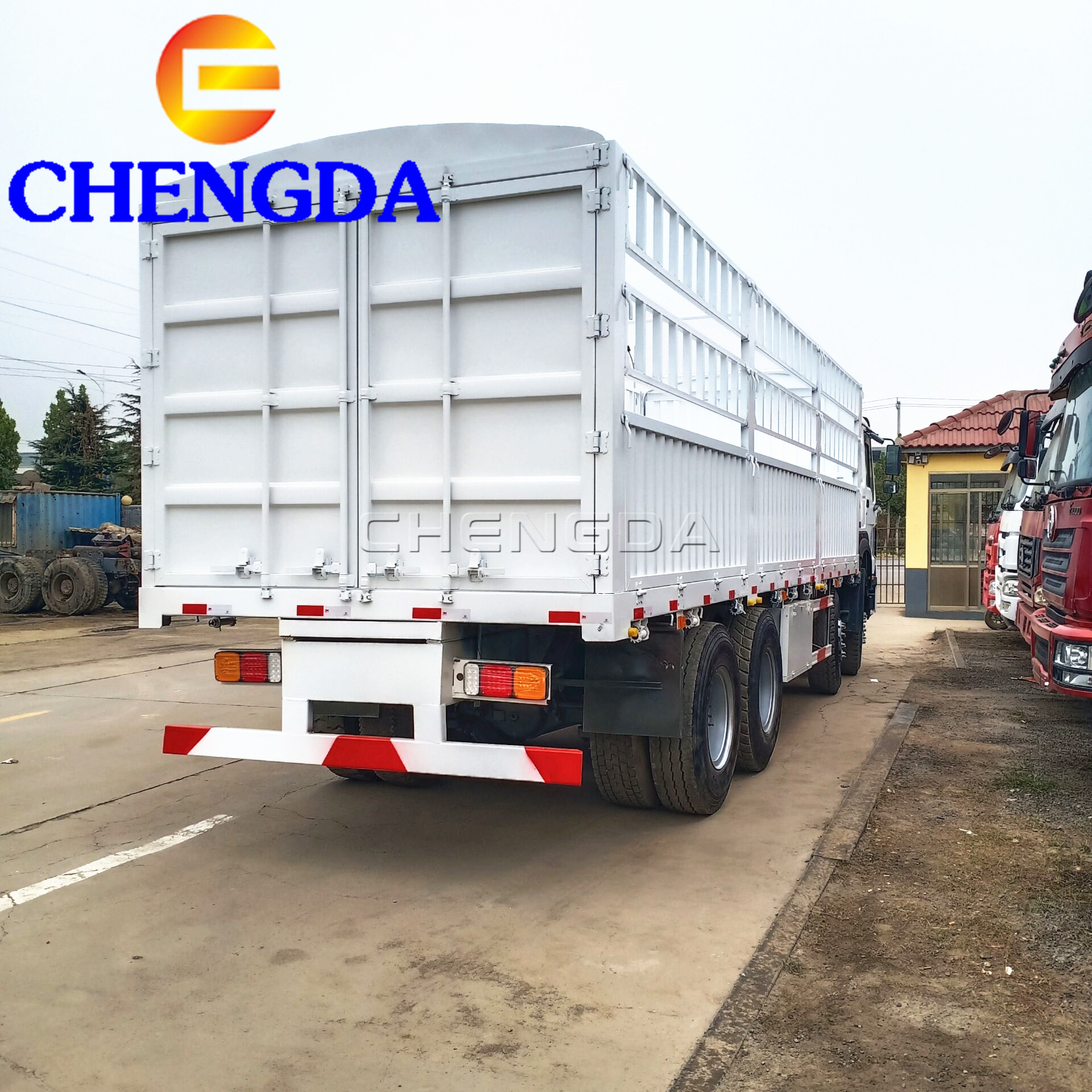 Heavy duty Sinotruk 371hp HOWO 8X4 12 Wheeler cargo truck trailer flat bed truck