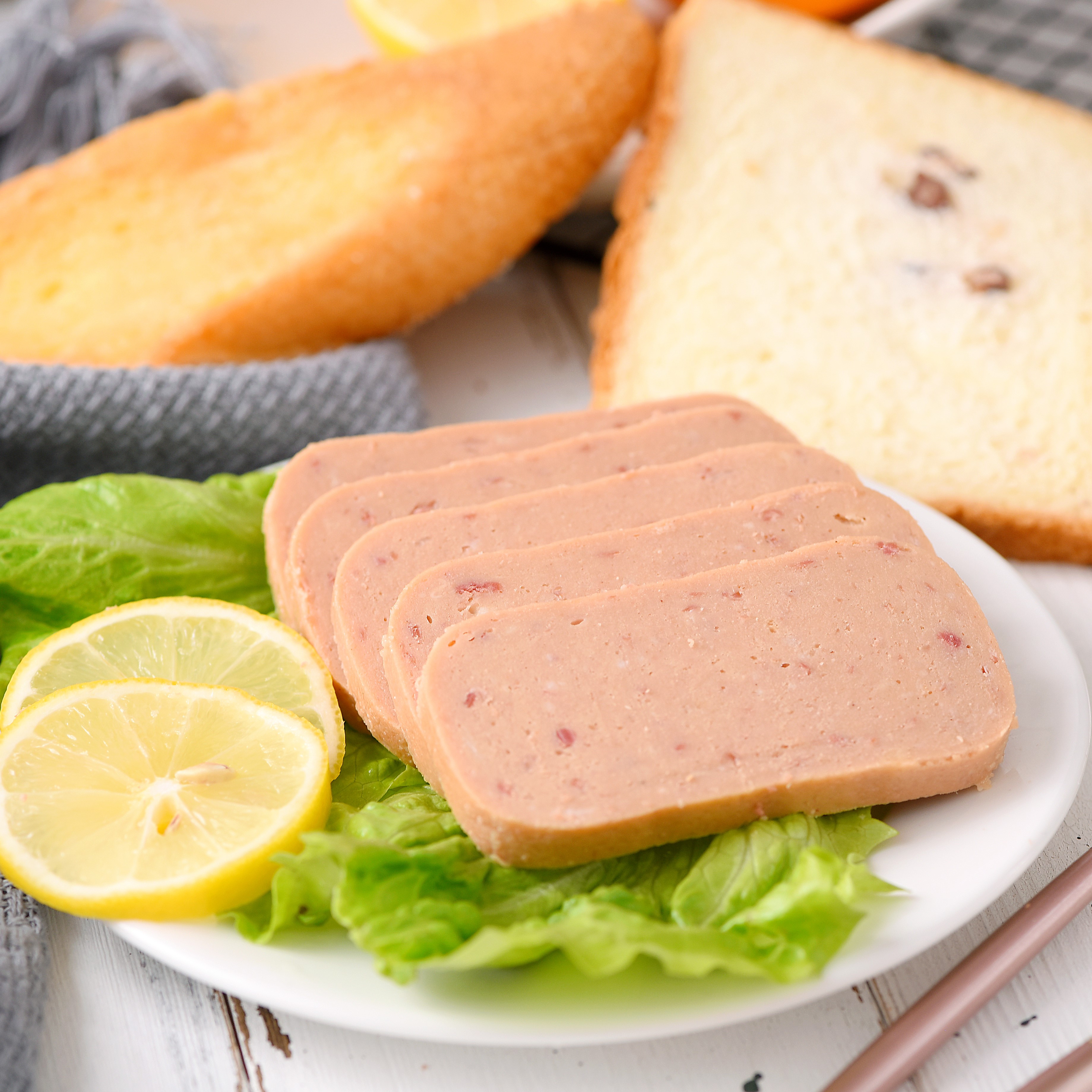 Консервированное мясное блюдо, 200 г, произведено свиной птицей, Легко открывающаяся крышка, допускается образец