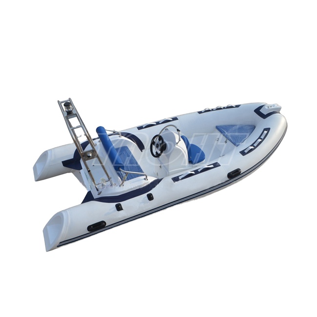 Надувная лодка RIB 430 с дополнительной центральной консолью