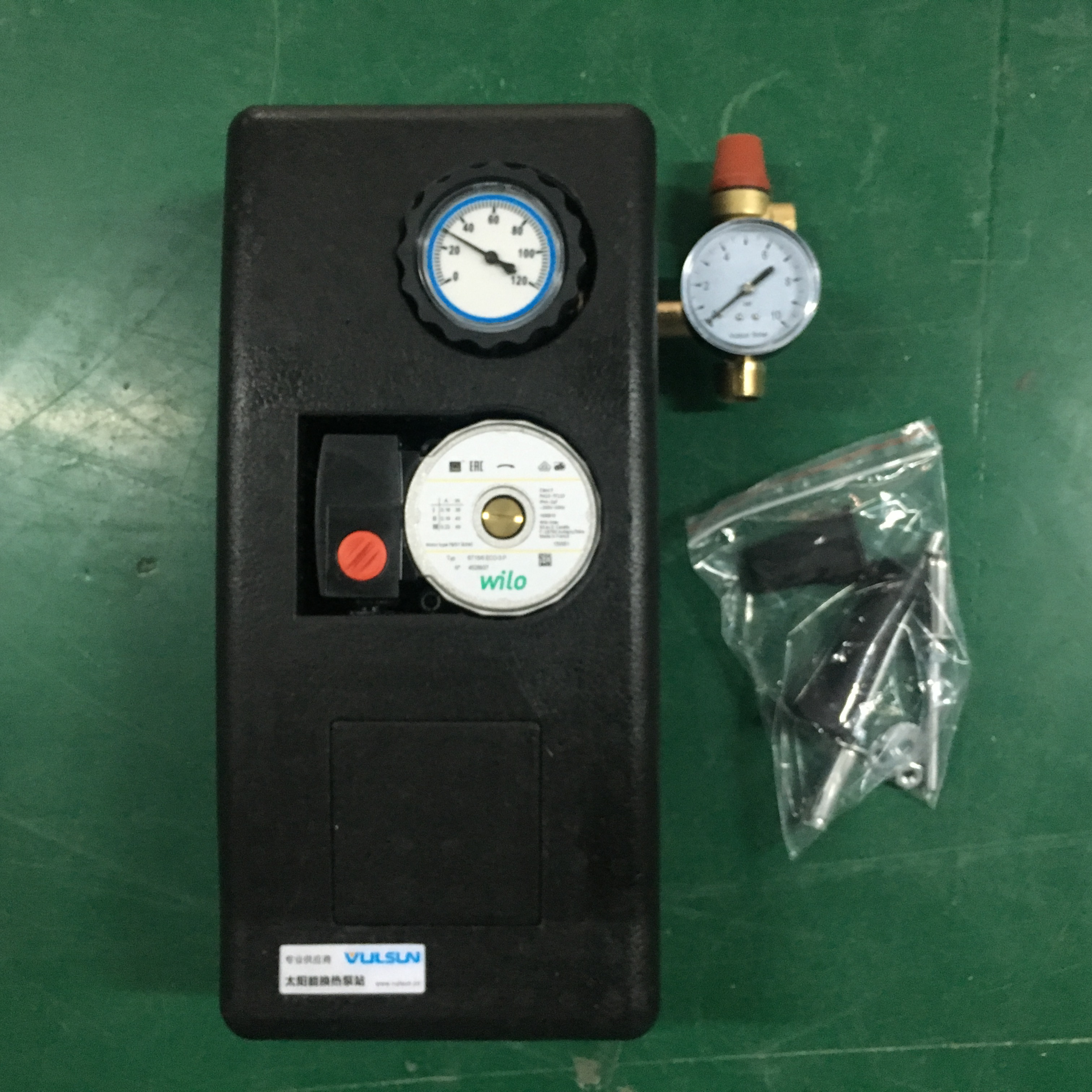 Solar water heater circulation pump working station and controller