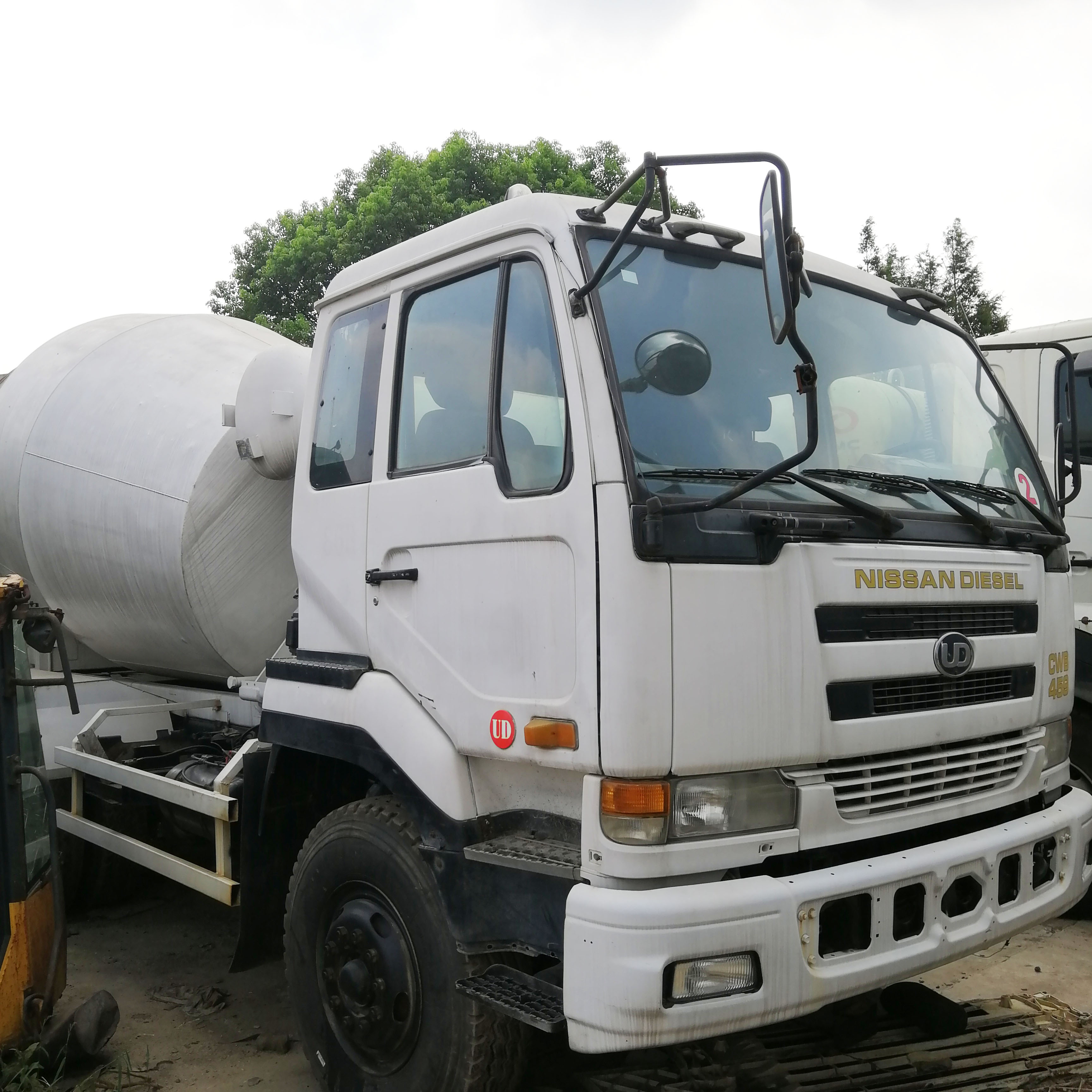 sale r truck NISSAN DIESEL CWB459 with high quality and low price second-hand concrete mixer truck