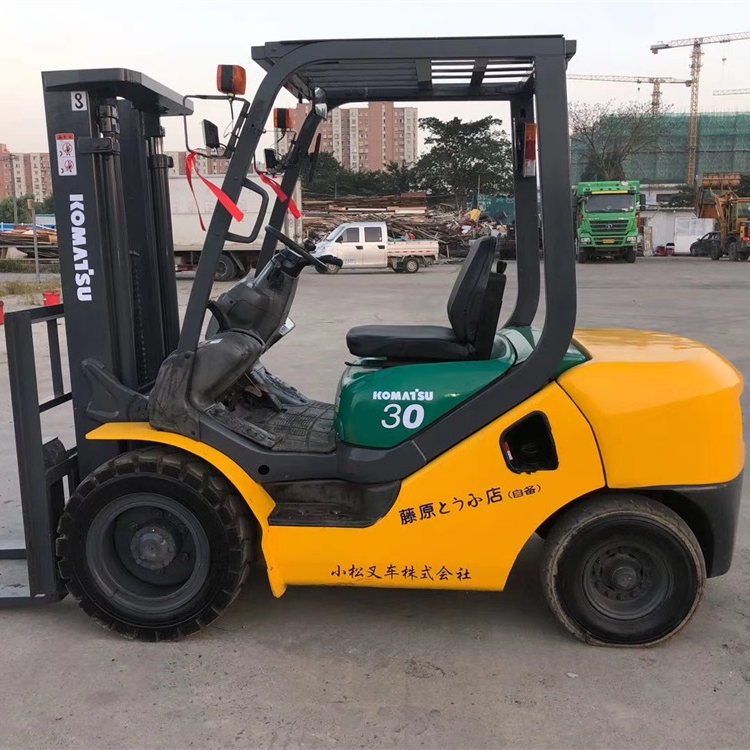 Хорошая цена 3 тонн, поднимающая груз весом до 5 тонн FD50 FD30 FD30T-16 Komatsu Япония оригинальный дизельный вилочный погрузчик руководство по доступной цене в Шанхае