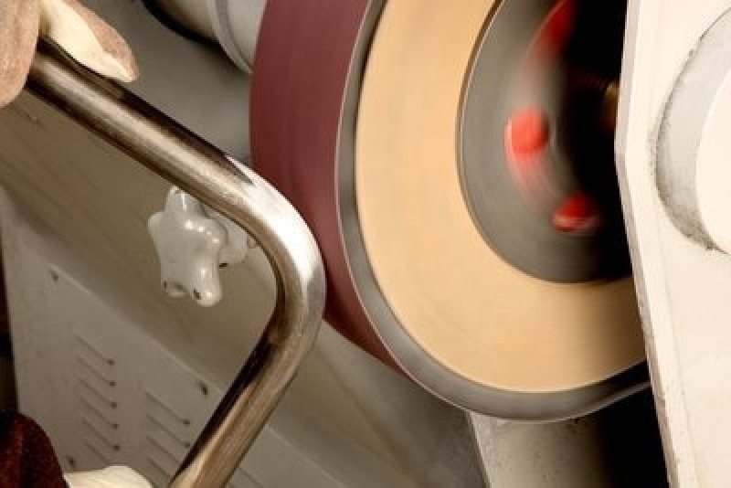 Тканевый ремень 3M 302D хорошо подходит для шлифовки контуров и сложных деталей, абразивные Резы из оксида алюминия быстро и функционируют на металле