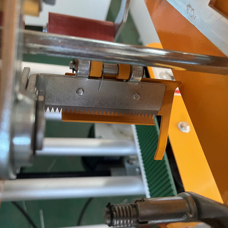 Bottom case sealing machine