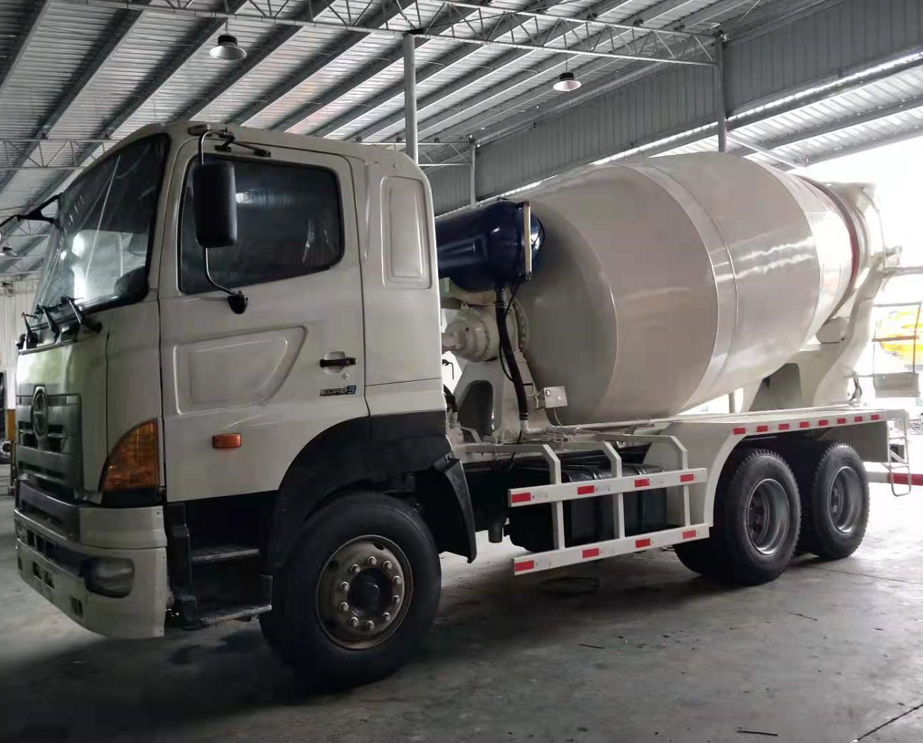 Бетономешалка Hino, 10 кубических метров, цементный танкер, Бетономешалка