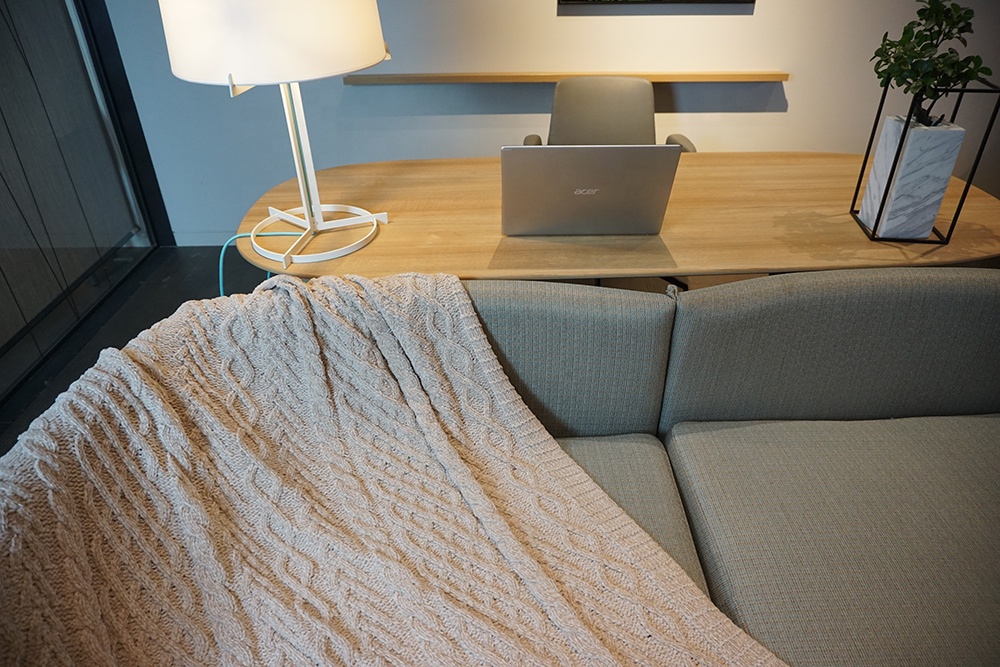 Wholesale knitted cable chenille throw blanket for sofa