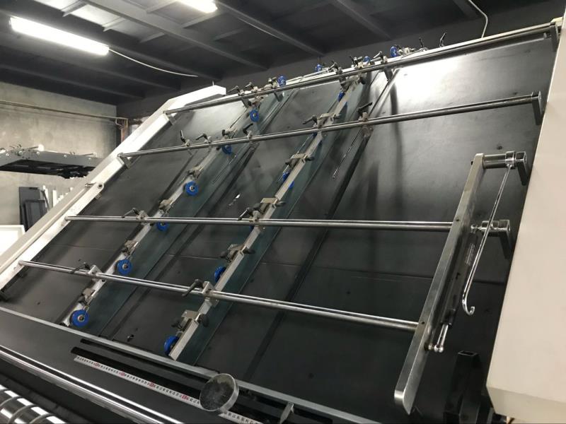 Автоматическая машина для ламинирования бумажных листов для изготовления коробок