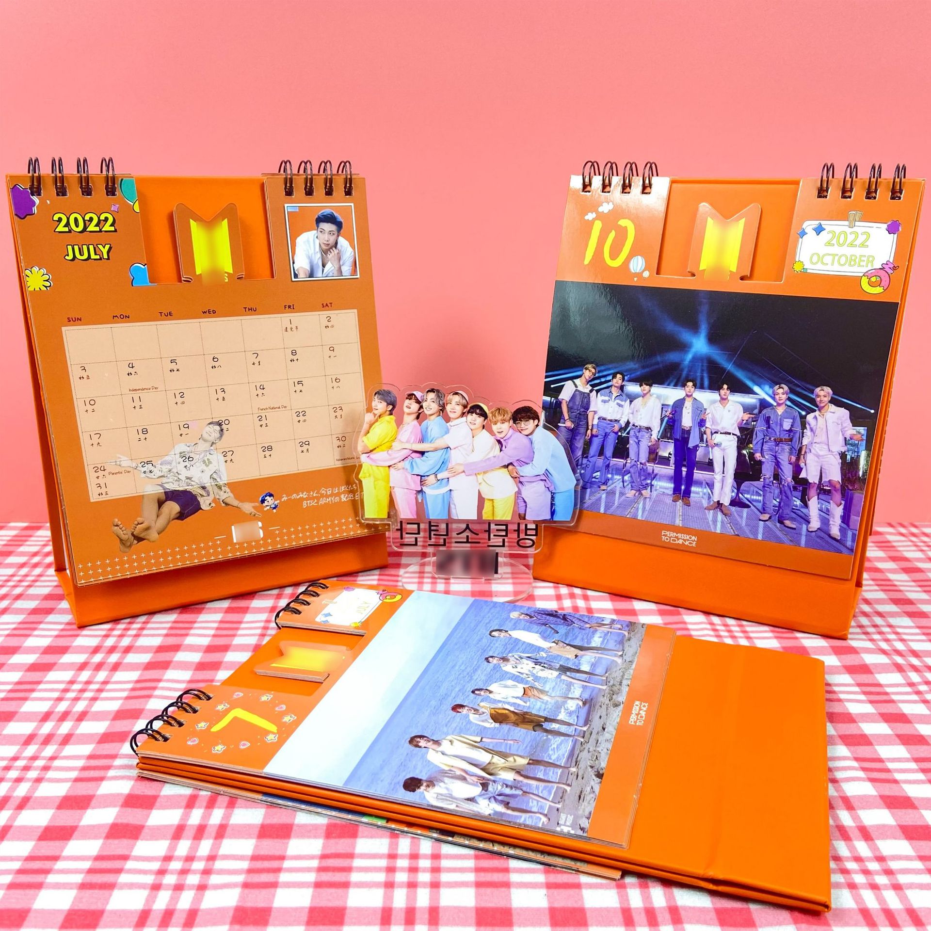 Hot Selling High Quality Table Calendar 2022 Kpop Merchandise Bt21 Creative Desk Calendar
