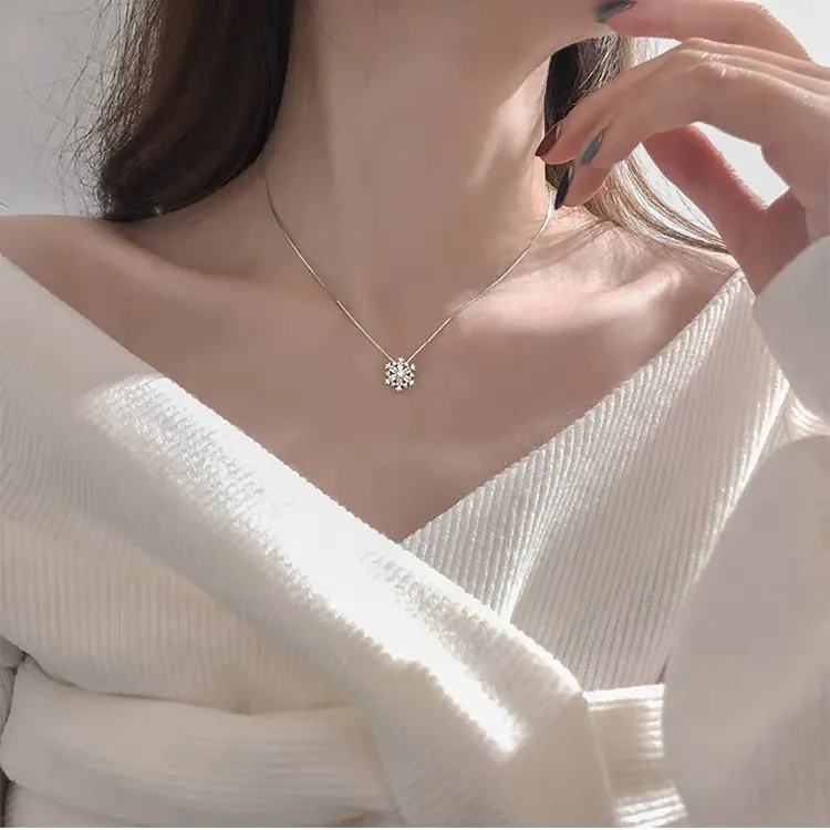 Women's Snowflake Necklace Minority Design Sense of Feminine Light Luxury Jewelry Silver Red Snowflake