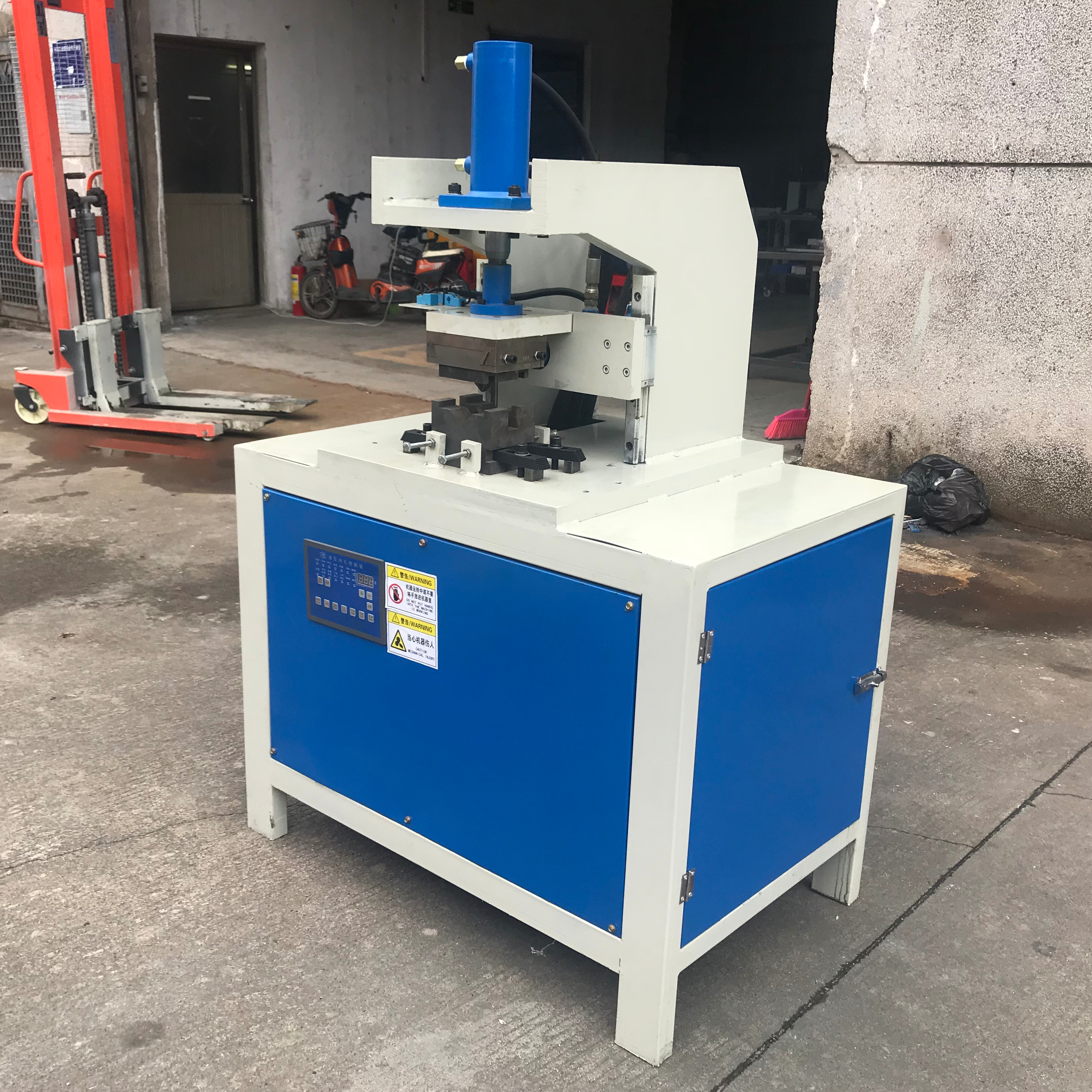 Hydraulic automatic angle cutting machine Stainless steel tube corner cutting device windows pipe notching machine