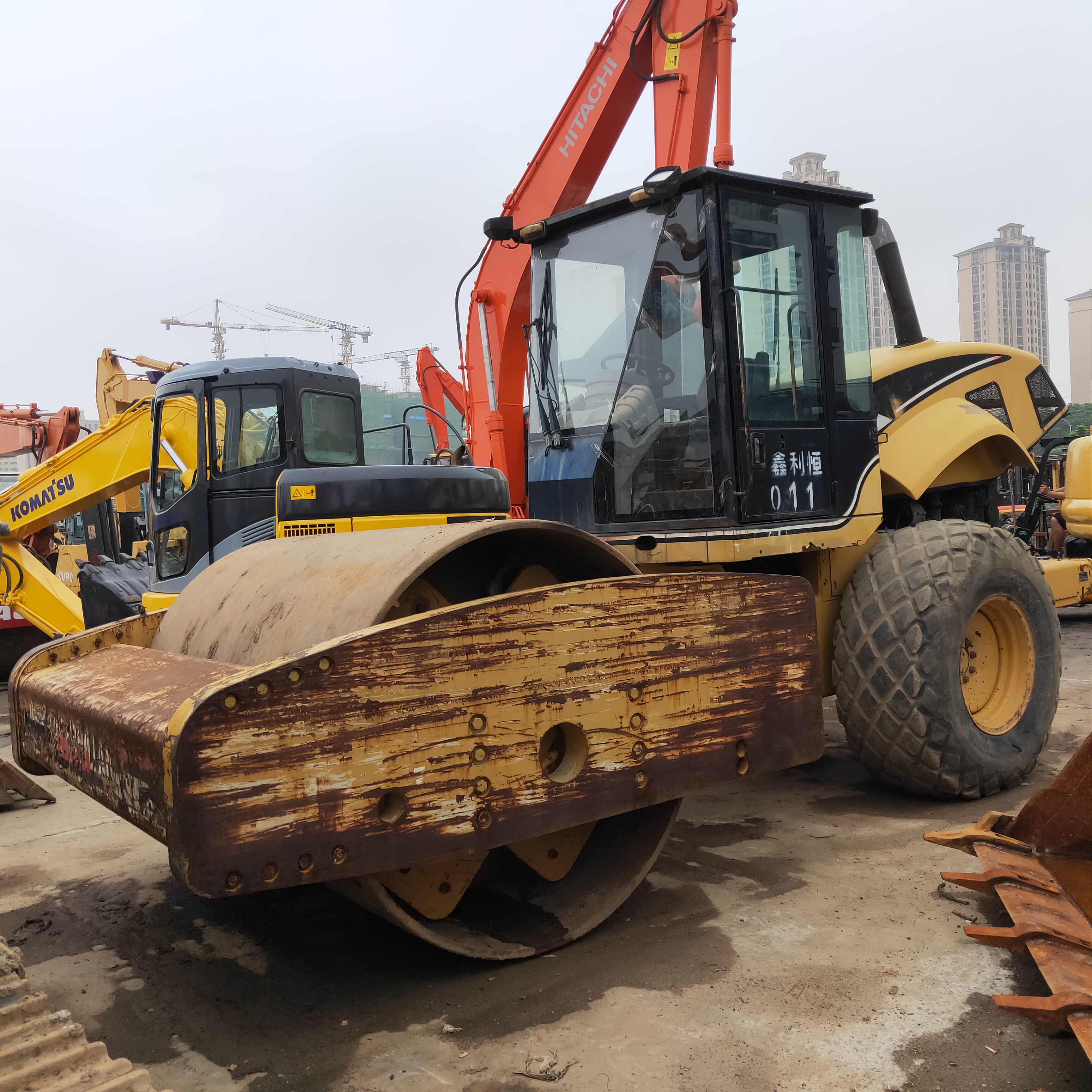 Used secondhand CAT 863 Roader Roller For sale with good performance and good condition