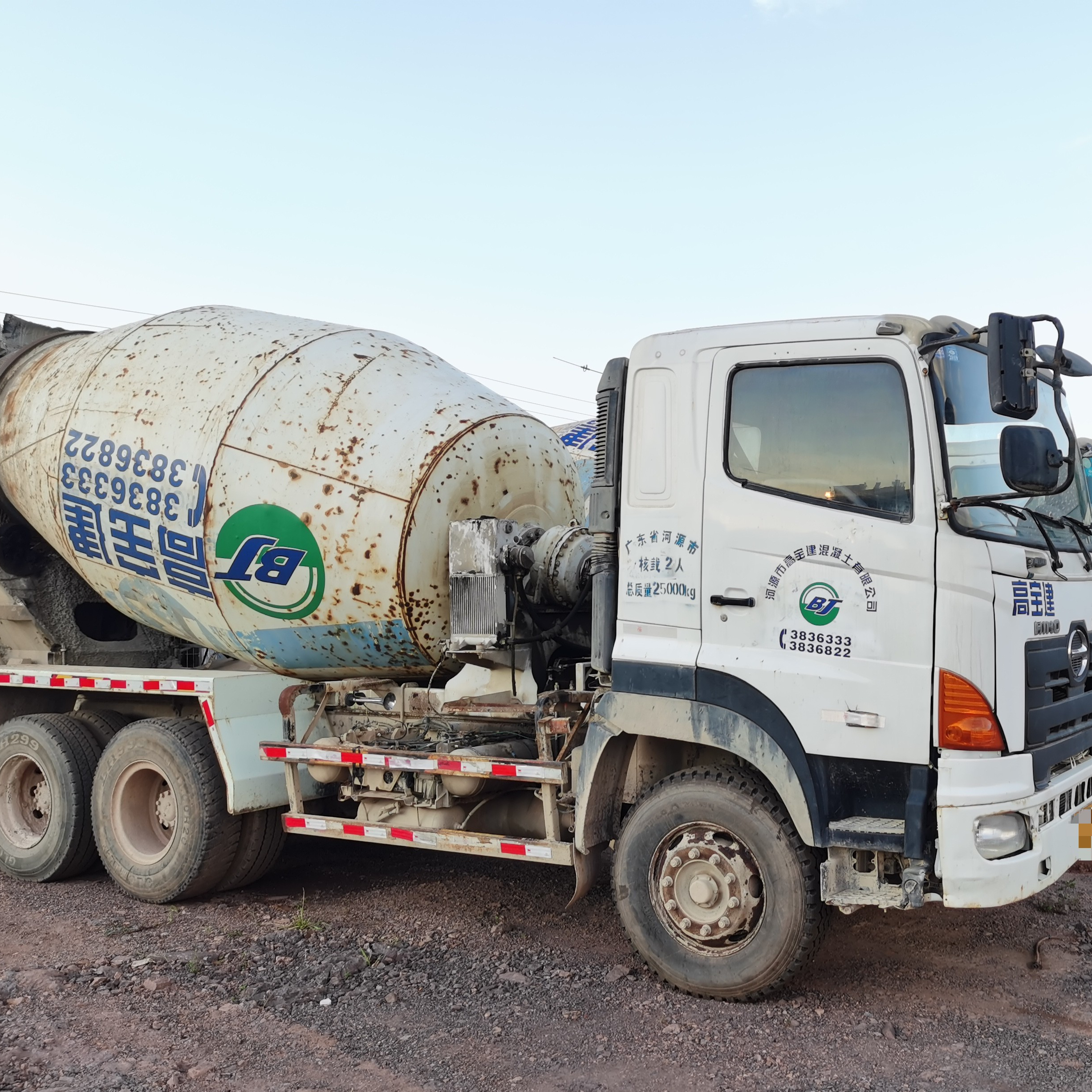 Автобетоносмеситель б/у hino б/у бетона мобильных машин дешевая распродажа