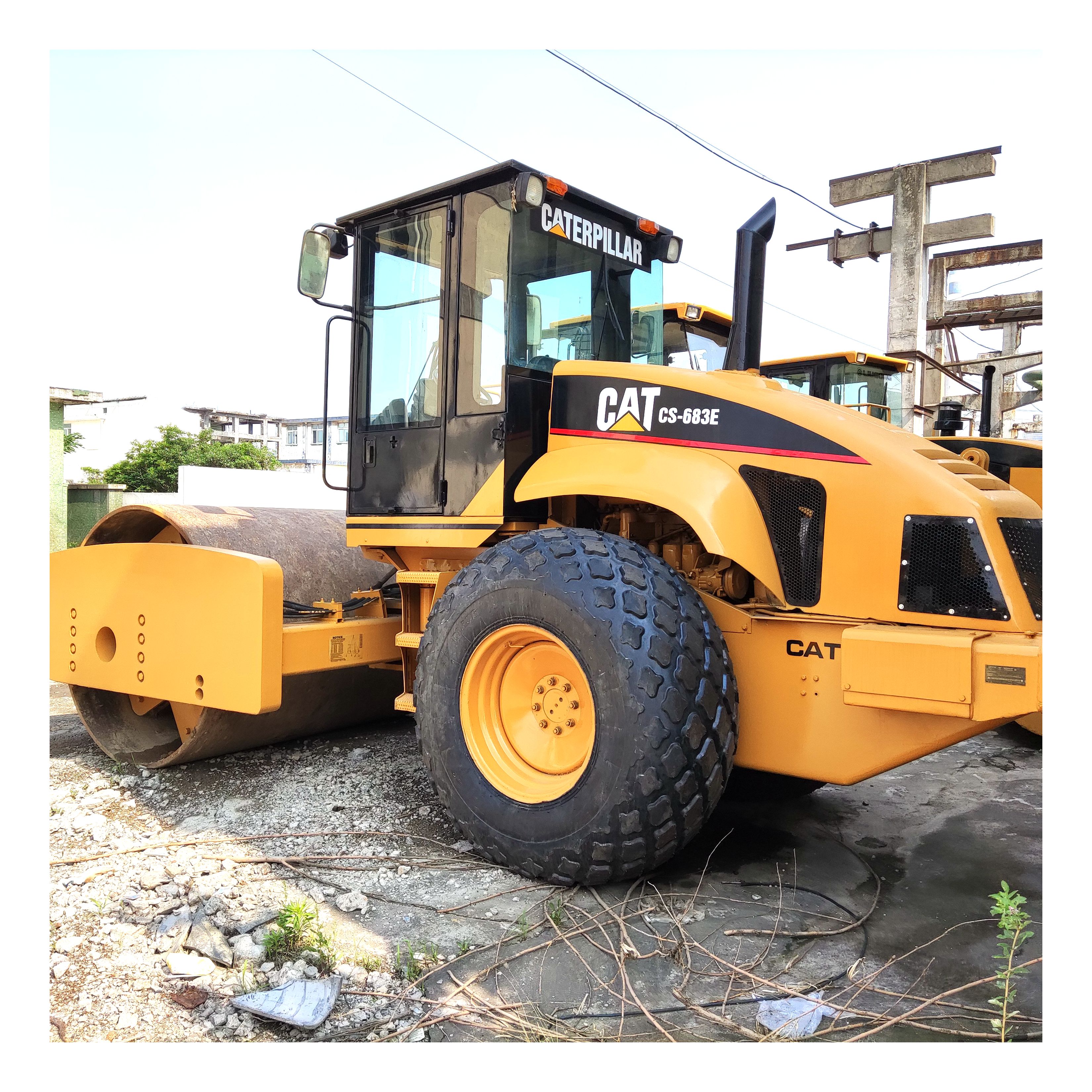 Б/у гусеничный дорожный каток высокой мощности Caterpillar CS683E на продажу