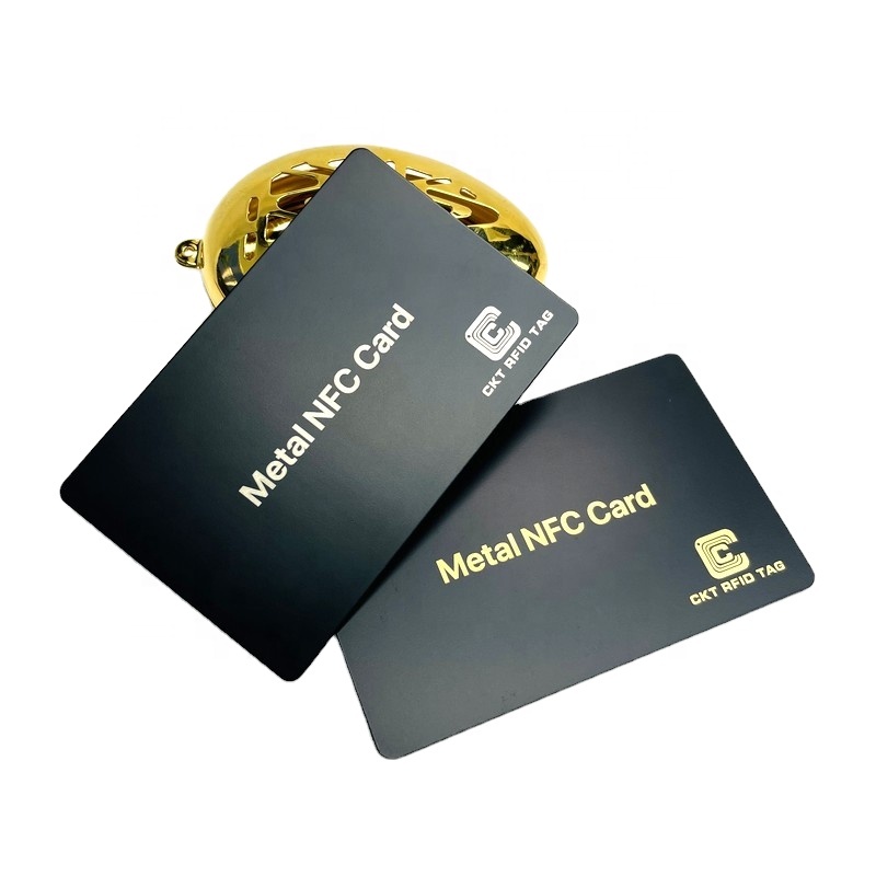 Черная матовая металлическая NFC-карта с гравировкой золотого или серебряного логотипа для ВИП-карт
