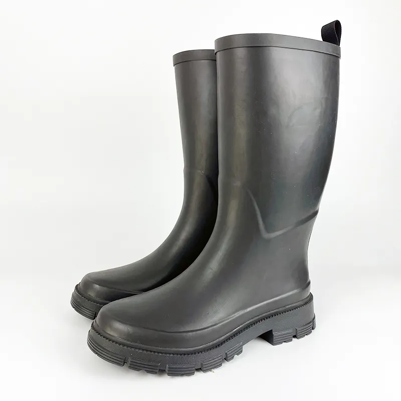 Design your own fashion wellington mature waterproof gumboots natural rubber rain boots for women wholesale