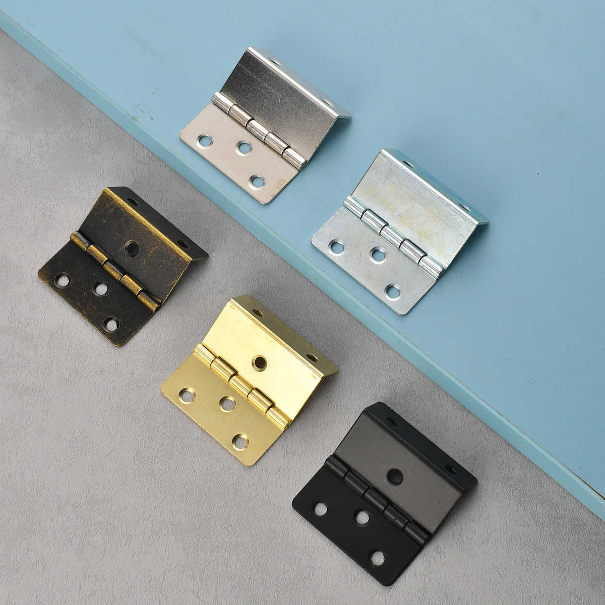 The 43mm large three-fold antique iron hinge is a six-hole right angle hinge designed for 18mm boards.
