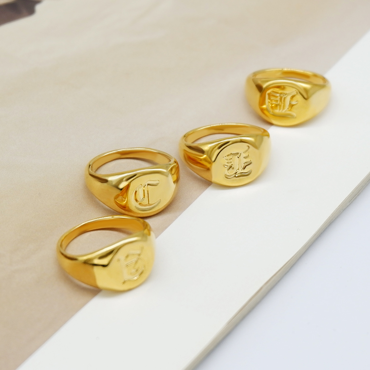 Изготовленные на заказ винтажные кольца из нержавеющей стали с 18k позолоченными первоначальными буквами