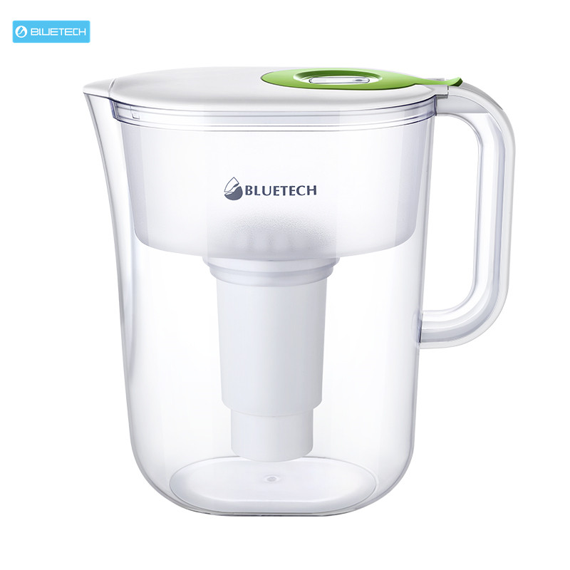 Portable 10 cup water filter with activated carbon filter replacement cartridge