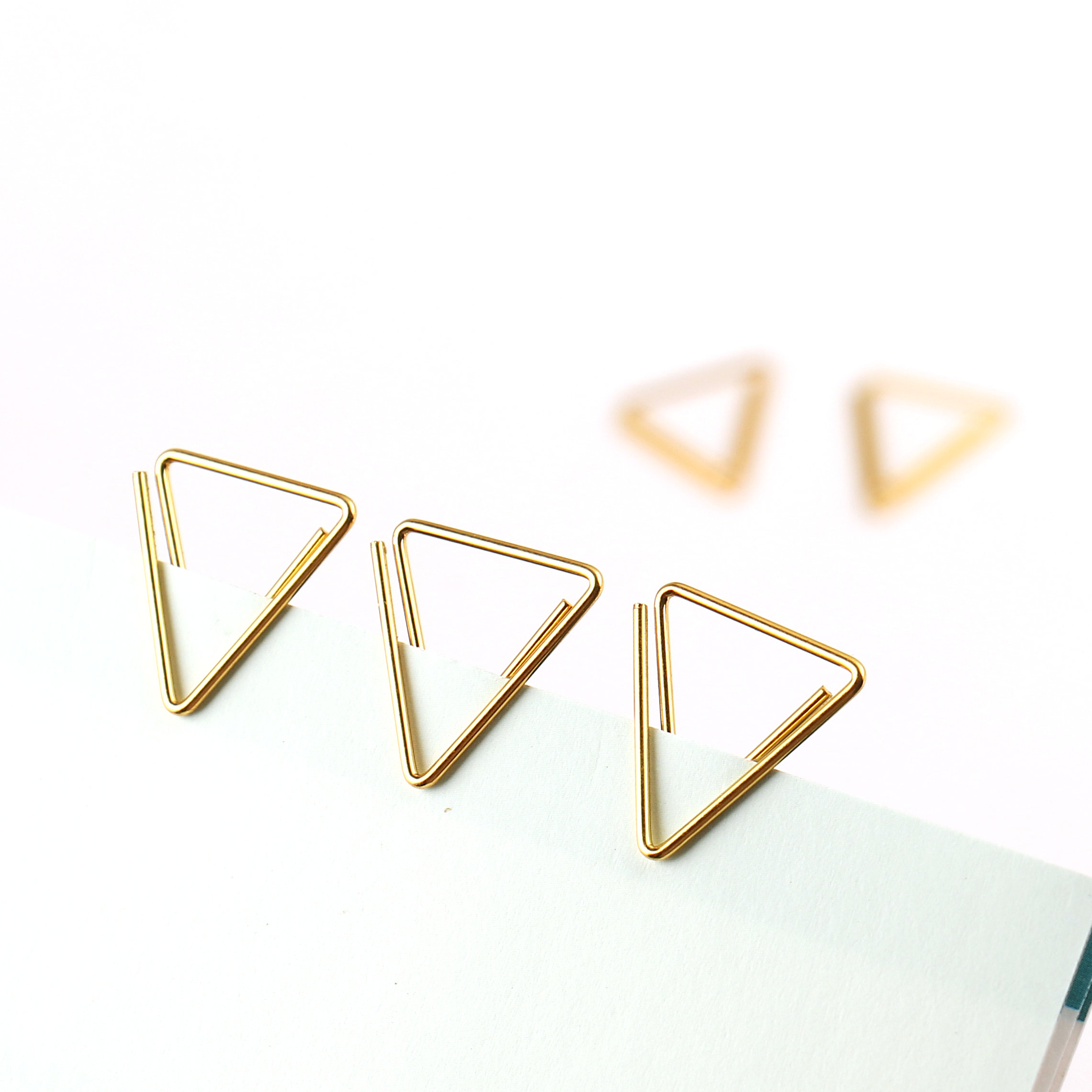 Wholesale elegant small 20mm metal spring steel wire gold triangle office paper clip