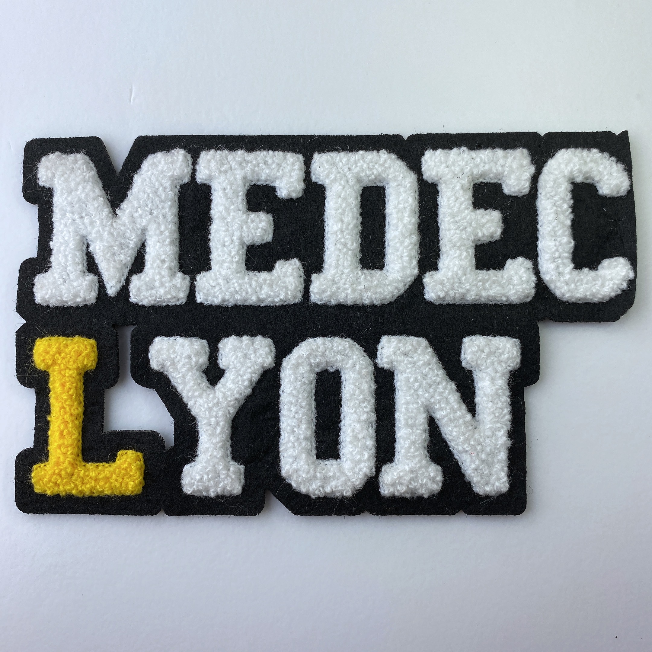Low MOQ Iron on Customized Gold Metallic Thread Letters Logo Hot Cut Embroidery Patches for Sports