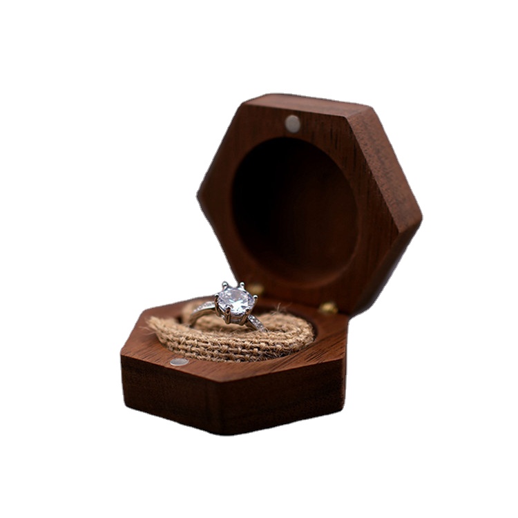 Luxury Can Custom Logo Walnut Wooden Wood Wedding Jewelry Ring Box With Magnet Clasp