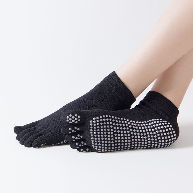 wholesale gym dance sport five fingers trampoline socks non slip fitness dots warm black women yoga toes socks