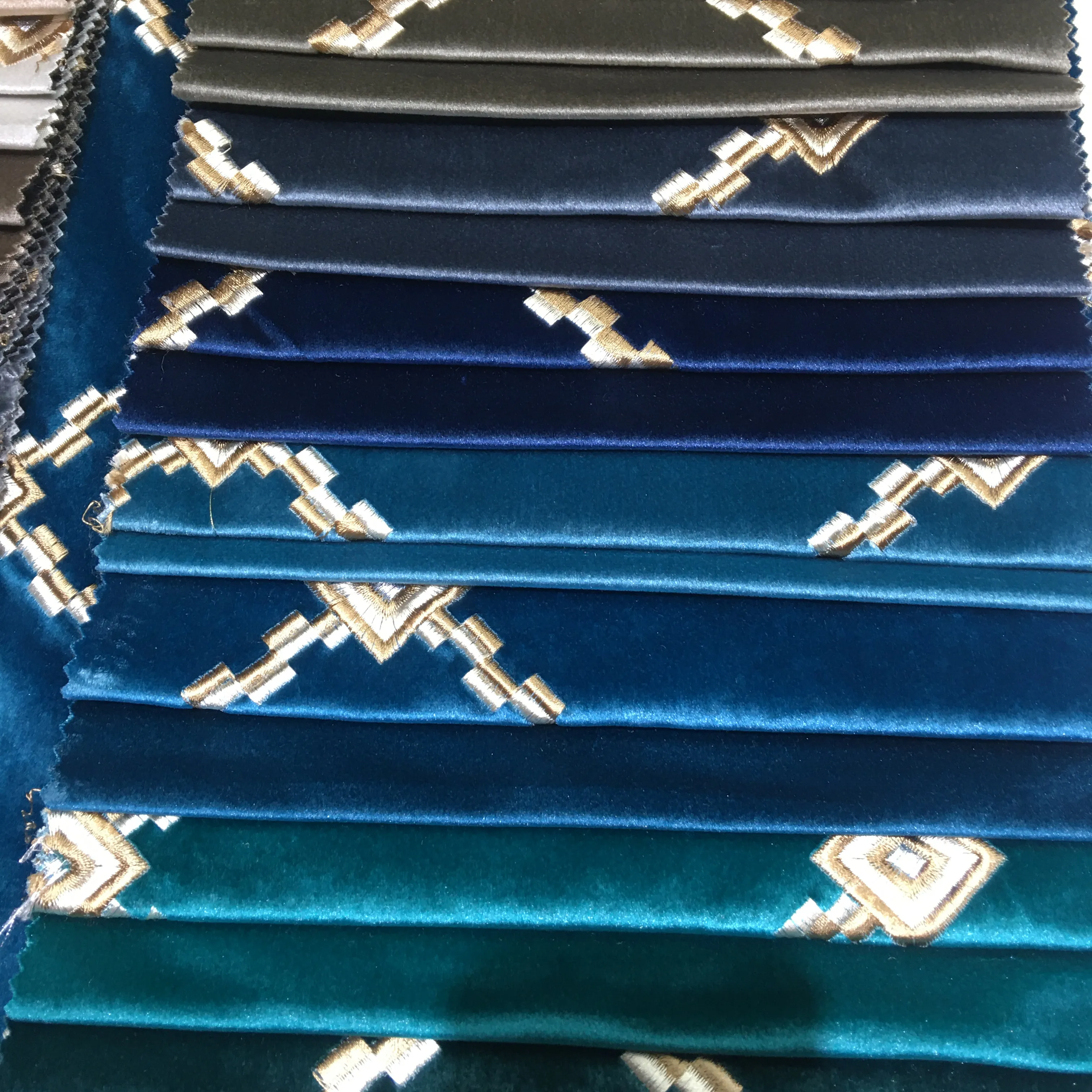 100% Polyester Fabric 100% Polyester Italian Flannel Embroidery Velvet Fabric For Sofa Popular And New Design