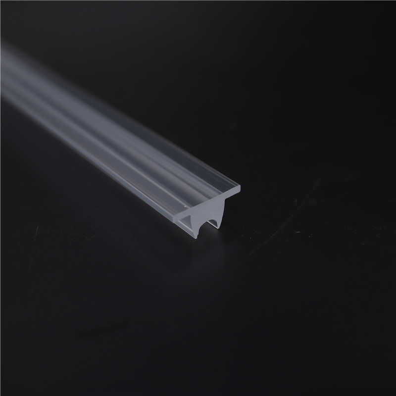 Seamless linear extrusion lens with excellent optical control for up to 24 mm wide Zhaga PCBs